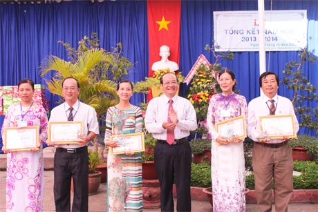 Ông Trần Thanh Đức, Phó Chủ tịch UBND tỉnh  trao thưởng cho giáo viên dạy giỏi  của Trường THPT Chuyên Tiền Giang.