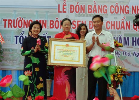 Bà Trần Thị Quý Mão, Phó Giám đốc Sở GD&ĐT cùng ông Nguyễn Văn Vững, Phó Chủ tịch UBND TP. Mỹ Tho trao Bằng công nhận đạt chuẩn Quốc gia cho Trường Mầm non Bông Sen.