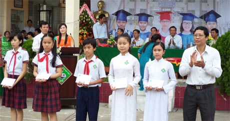 Ông Mai Thanh Minh, Phó Chủ tịch UBND TP. Mỹ Tho trao thưởng cho học sinh.