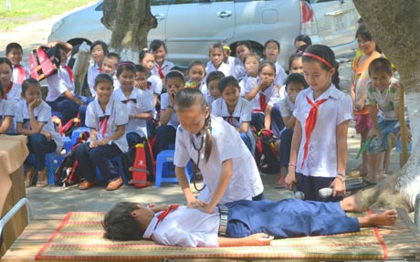 Học sinh được tập huấn sơ cấp cứu đuối nước. 		                 Ảnh: N.C
