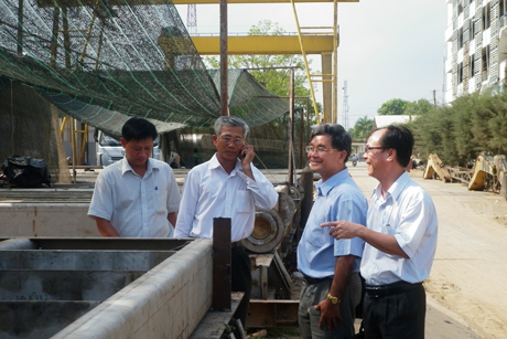 Đoàn giám sát đất công khảo sát tại Công ty Cổ phần Đầu tư và Xây dựng Tiền Giang.