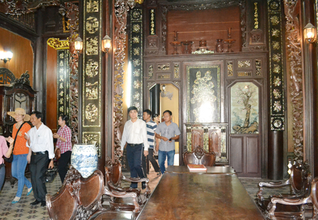 Dinh cơ nhà đốc phủ Hải hằng năm tiếp rất nhiều đoàn khách trong va ngoài nước đến tham quan và chụp ảnh.