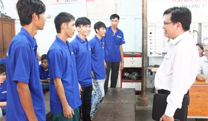 Anh Phạm Nguyễn Hoàng Vũ, Phó Bí thư Tỉnh đoàn động viên  các  thanh niên học tập tốt.