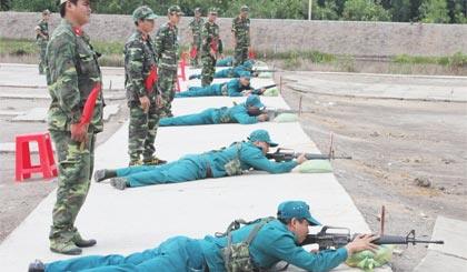 Chỉ huy  trưởng quân sự xã, phường, thị trấn thi bắn súng AR15.