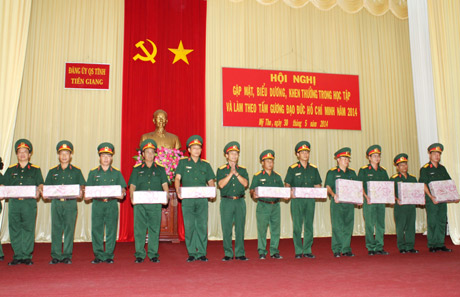 Đại tá Đoàn Thanh Xuân-Chính ủy Bộ CHQS tỉnh trao thưởng cho các đơn vị.