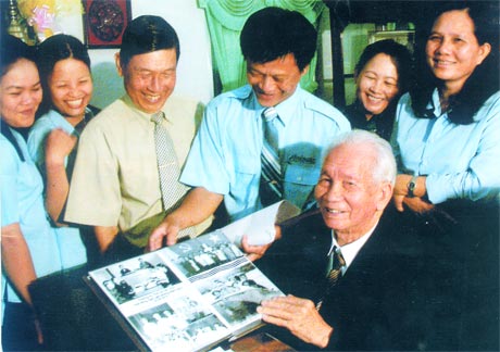 Báo Ấp Bắc thực hiện bộ album ảnh tặng bác Sáu Bình.
