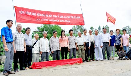 Khởi công xây dựng cầu giao thông nông thôn ở huyện Cái Bè.				             Ảnh: Trúc Đào