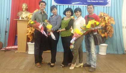 Thùy Dương (thứ hai  từ phải qua) trong buổi lễ kết nạp hội viên Hội Nghệ sĩ Múa Việt Nam ngày 10-7-2013 và mẹ -  Biên đạo múa Thu Thủy (giữa).