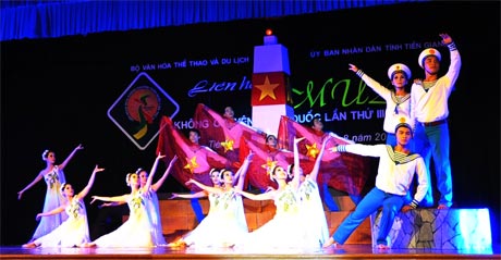 Tác phẩm Hoa trên biển, đảo do biên đạo múa Thu Thủy dàn dựng, đoạt  Huy chương Vàng Liên hoan Múa không chuyên toàn quốc năm 2011. Ảnh: N.CHƯƠNG