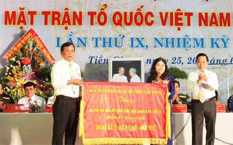 Bí thư Tỉnh ủy Trần Thế Ngọc trao Bức trướng “Đoàn kết, Dân chủ, Đổi mới” của Ban Chấp hành Đảng bộ tỉnh tặng Ủy ban Mặt trận Tổ quốc tỉnh.