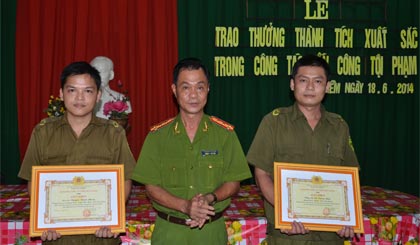 đc đại tá Nguyên Văn Lôc - Phó giám đôc CATG trao giay khen cho CA xã Dương điêm