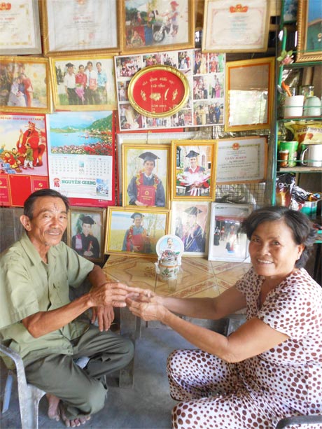 Vợ chồng chú Tư luôn tự hào về thành tích học tập của các con.