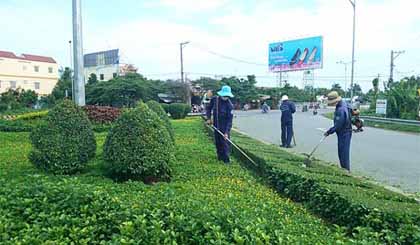 Chăm sóc cây xanh tại khu vực cầu Rạch Miễu.