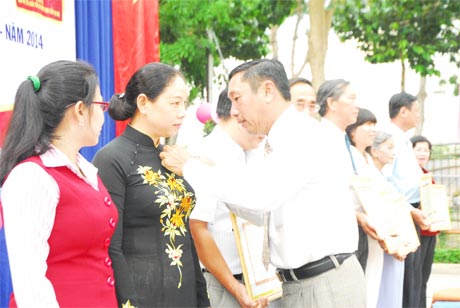 Ông Nguyễn Ngọc Minh, Giám đốc Sở Văn hóa - Thể thao và Du lịch  gắn Kỷ niệm chương cho các cá nhân.