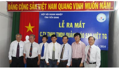 Ban Giám đốc công ty chụp ảnh lưu niệm với Ban Thường trực Hiệp hội Doanh nghiệp tỉnh.