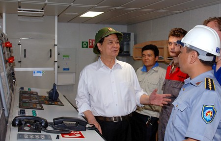 Thủ tướng trao đổi với cán bộ Công ty Đóng tàu Hạ Long. Ảnh: VGP/Nhật Bắc