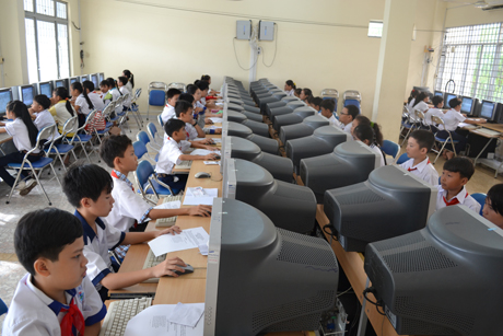 Thí sinh tiểu học trong phần thi thực hành vẽ trên máy tính.