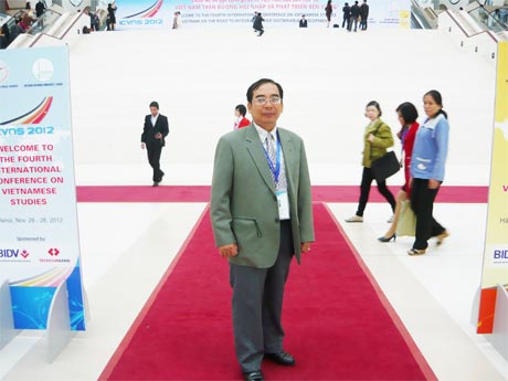 TS. Sử học Nguyễn Phúc Nghiệp tại Hội thảo khoa học quốc tế Việt Nam học lần thứ 4 tại Hà Nội.