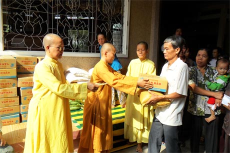 Tịnh xá Ngọc Hiệp tặng quà  cho người nghèo.