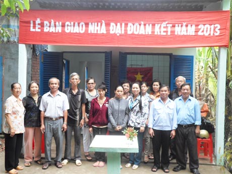 Ủy ban MTTQ TP. Mỹ Tho bàn giao nhà đại đoàn kết.