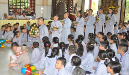 Trại sinh hào hứng tham gia hoạt động trại hè.