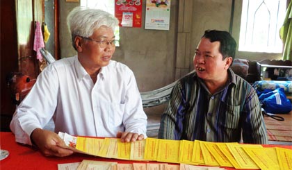 Chủ tịch Hội Chữ thập đỏ tỉnh đến  tận nhà  thăm hỏi  anh Trần Phục Hưng (bên phải). 