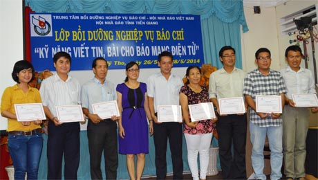 Trao chứng chỉ cho các học viên lớp bồi dưỡng nghiệp vụ báo chí 