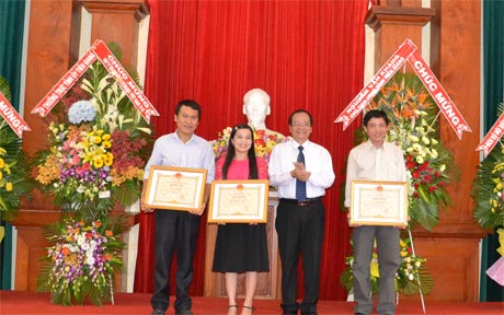Ông Trần Thanh Đức, Phó chủ tịch tỉnh Tiền Giang trao giải báo chí