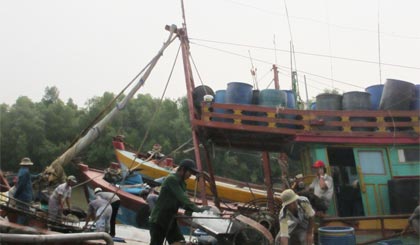 Tàu cá ở Cảng cá Vàm Láng đang chuẩn bị nguyên vật liệu để ra khơi đánh bắt.