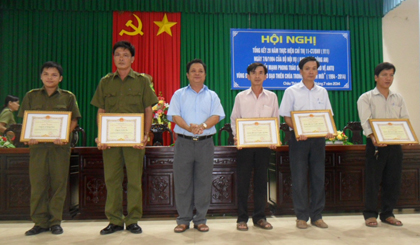  Ông Trương Minh Tới, Phó Bí thư huyện ủy, Trưởng Ban chỉ đạo xây dựng phong trào toàn dân bảo vệ ANTQ huyện trao giấy khen