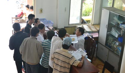 Người dân đến làm thủ tục cấp đổi GPLX tại Sở GTVT.