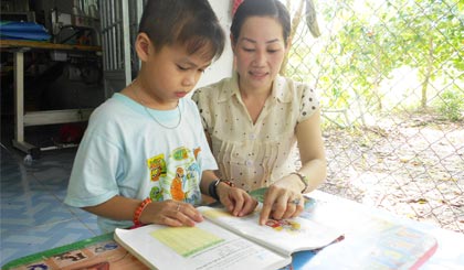 Kiến thức có được qua những lần sinh hoạt CLB “Gia đình hạnh phúc”  giúp chị Nguyễn Thị Thu Diễm (ấp 3, xã Cẩm Sơn) chăm sóc con cái tốt hơn.