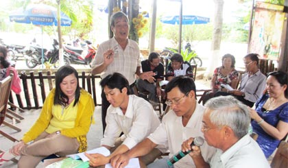 Nghệ nhân Thế Châu dạy học viên đờn ca tài tử. Anh: Ngọc Lệ