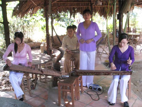 Đờn ca tài tử phục vụ khách du lịch ở Khu du lịch Thới Sơn - TP. Mỹ Tho.				                    Ảnh: N.L