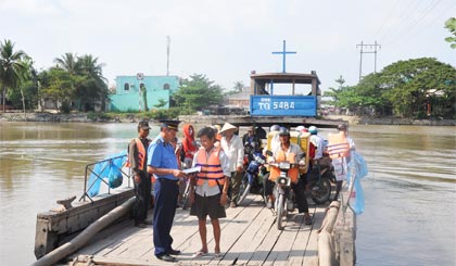 Thanh tra giao thông vận tải kiểm tra ATGT bến phà.