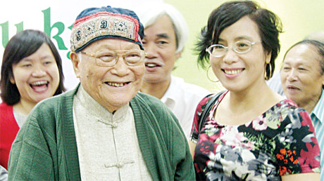 Nhà văn Tô Hoài lúc 93 tuổi, vẫn chống gậy đi dự lễ kỷ niệm Dế mèn phiêu lưu ký 70 tuổi (ngày 20-11-2012) với nụ cười trên môi.