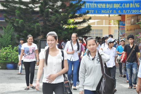 Thí sinh phấn khởi sau khi kết thúc các môn thi.