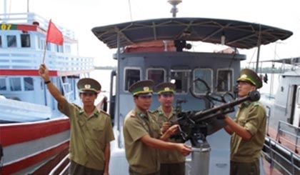 Luyện tập bắn súng.