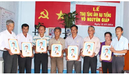 Nhà tài trợ trao tặng ảnh.