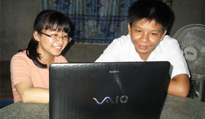 2 em  Tiến Đạt, Trúc Vân đang  thực hành Chương trình phần mềm. 