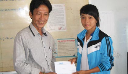 Đại diện Báo Ấp Bắc trao học bổng cho em Kim Tuyến.