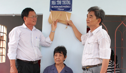 Ông Hồ Thanh Phong, bà Phùng Muối,  ông Đoàn Văn Trước, Phó Chủ tịch MTTQ xã Mỹ Phong                                   gắn bảng tặng nhà