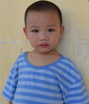 Bé trai bị bỏ rơi.