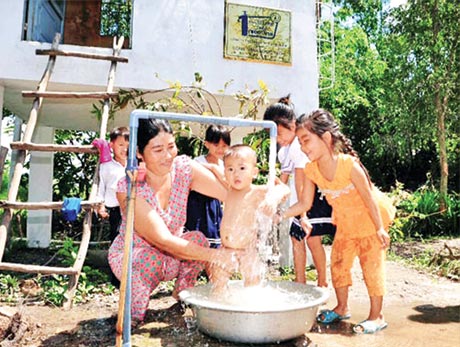Người dân xã Thạnh Tân vui mừng khi có nước sạch.
