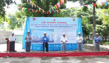 Đại diện lãnh đạo các sở, ngành, đơn vị thi công thể hiện nghi thức khởi công.