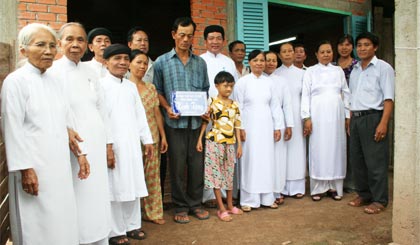 Ban Cai quản Thánh thất Vĩnh Bình trao nhà tình thương.