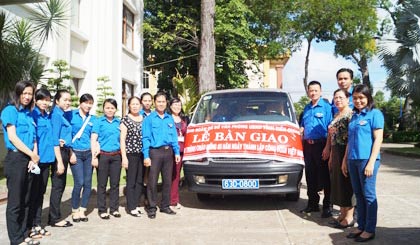 Đoàn chuẩn bị đến các điểm tặng “Suất cơm tình thương”.