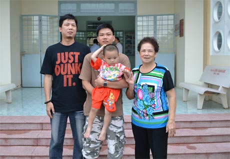 Gia đình bé Hấu Du Văn hạnh phúc khi tìm được bé.