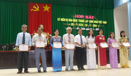 Ông Trương Minh Tới, Phó Bí thư huyện ủy trao kỷ niệm chương