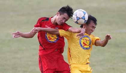 PVF (áo vàng) vào chung kết.